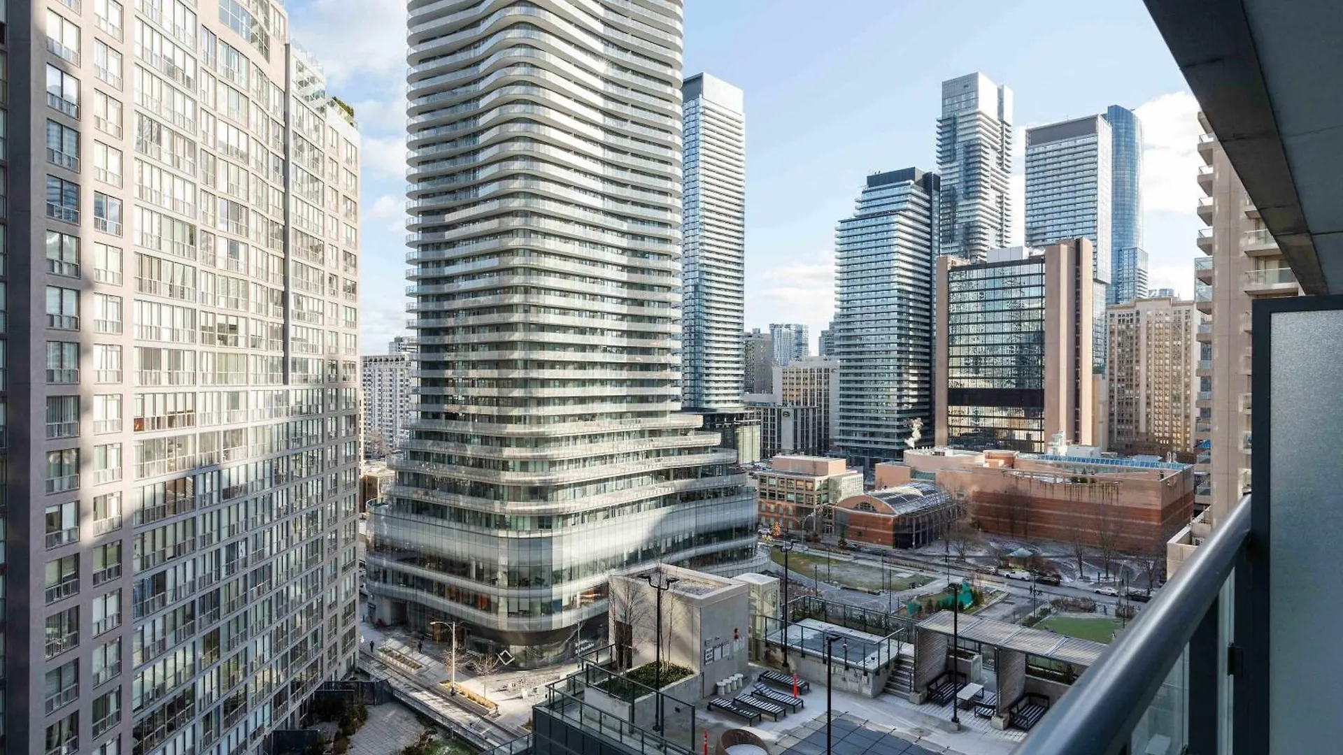 Practical Condo Downtown 3 Beds Uoft Toronto Canada